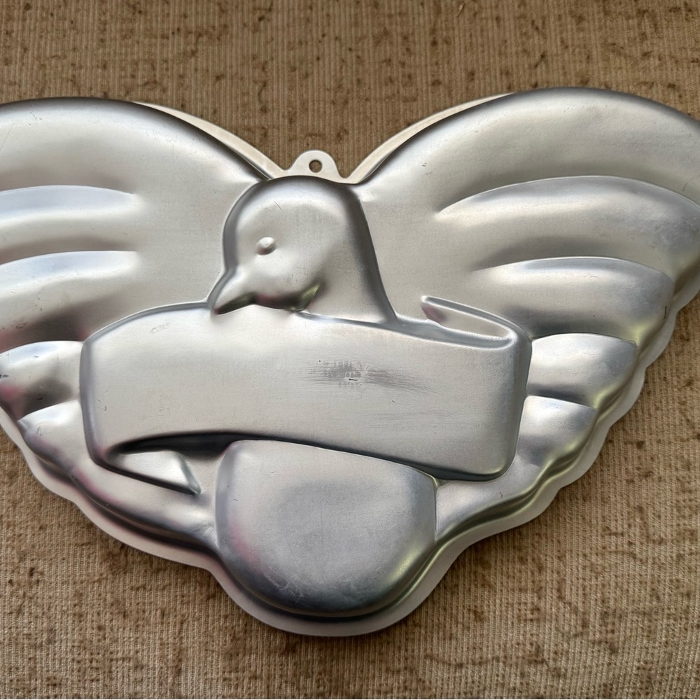 Wilton Bird with Banner Cake Pan